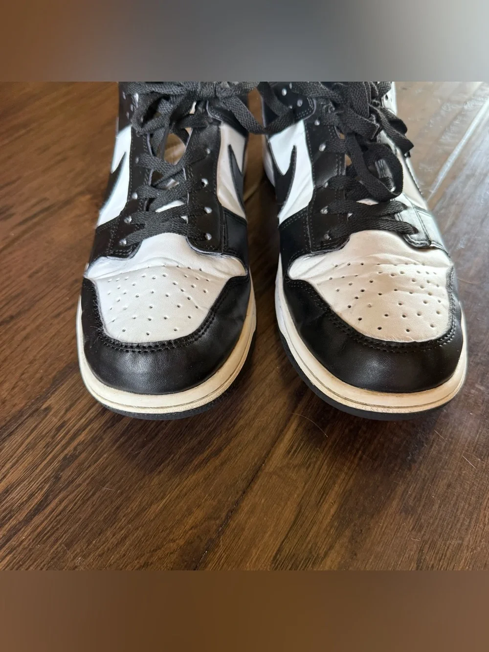Nike men’s Black and White Low-Top Sneakers with Swoosh size 11